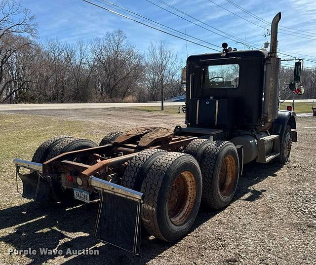 Image of Freightliner FLD112 equipment image 4