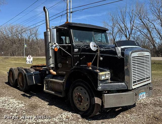Image of Freightliner FLD112 equipment image 2