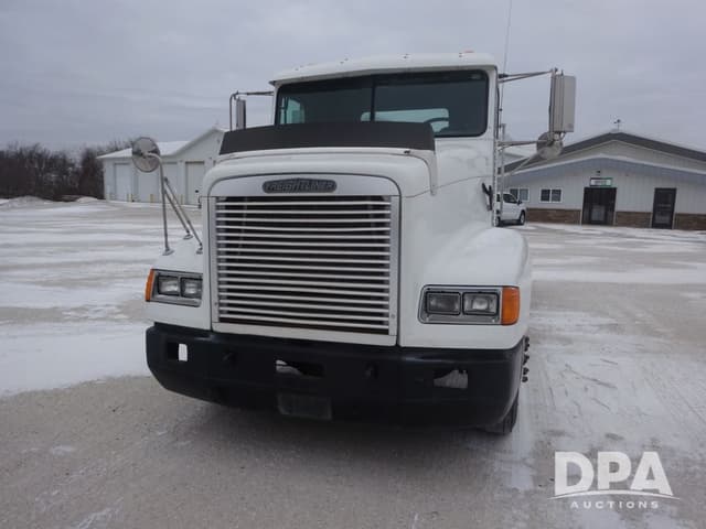 Image of Freightliner FLD112 equipment image 3