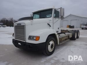 1996 Freightliner FLD112 Image