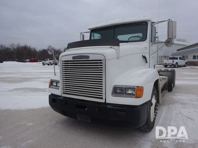 Image of Freightliner FLD112 equipment image 2