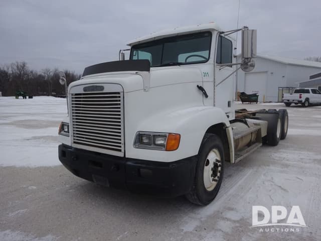 Image of Freightliner FLD112 equipment image 1