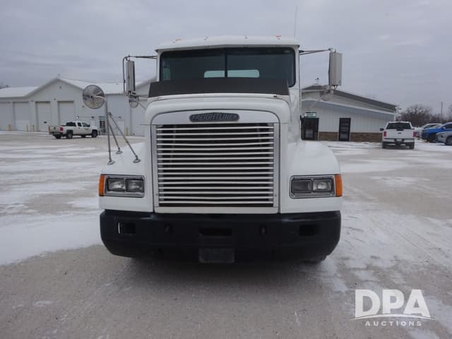 Image of Freightliner FLD112 equipment image 4