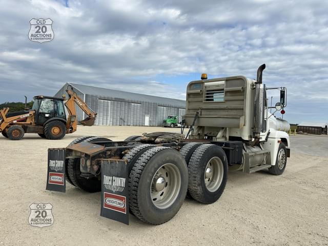 Image of Freightliner FLD120 equipment image 2