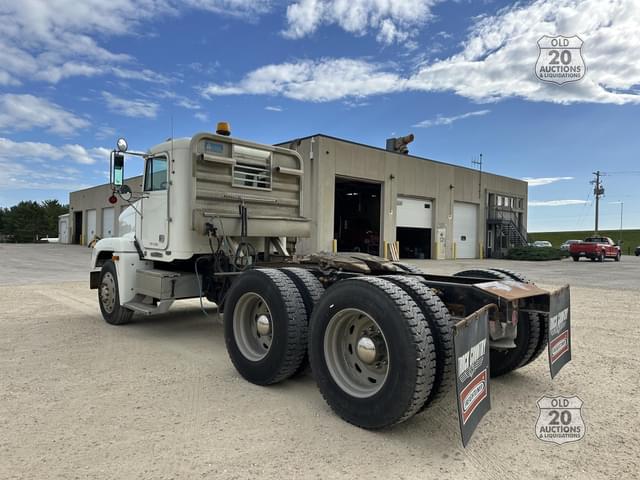 Image of Freightliner FLD120 equipment image 4