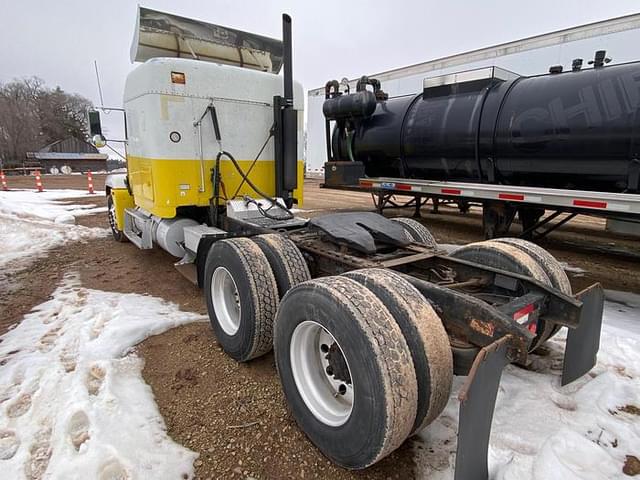 Image of Freightliner FLD120 equipment image 4