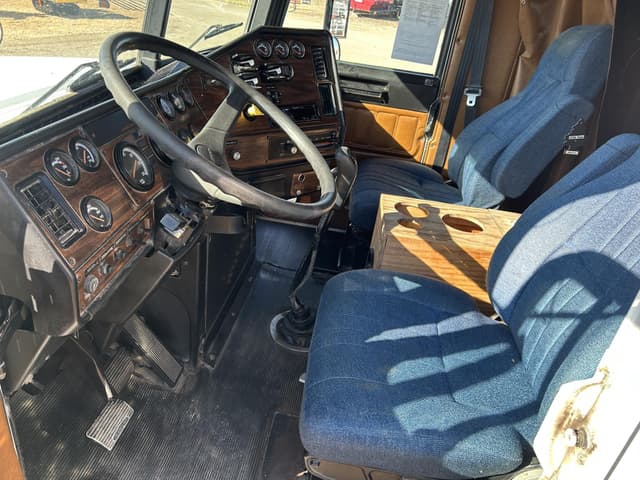 Image of Freightliner FLD120 equipment image 2