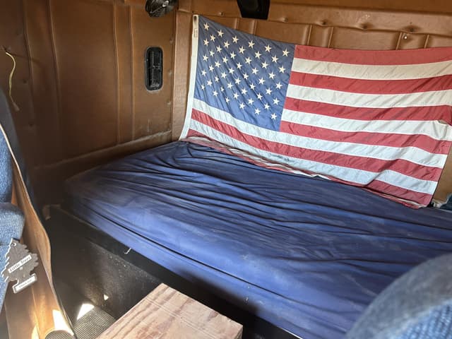 Image of Freightliner FLD120 equipment image 4