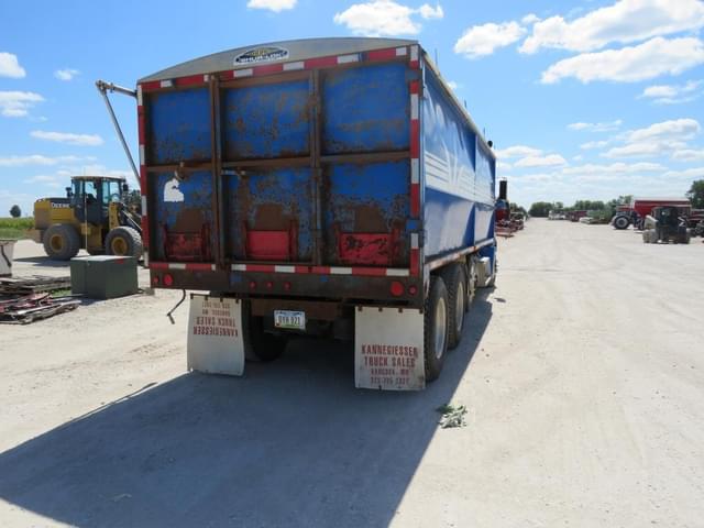 Image of Freightliner FLD120 equipment image 4