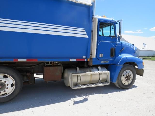 Image of Freightliner FLD120 equipment image 2