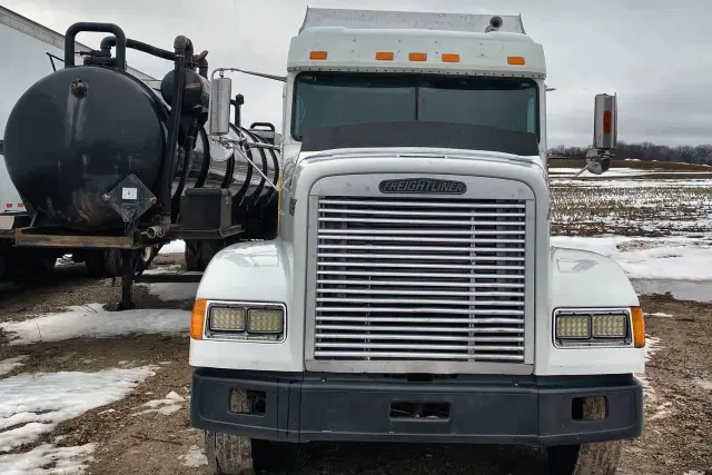 Image of Freightliner FLD120 equipment image 4