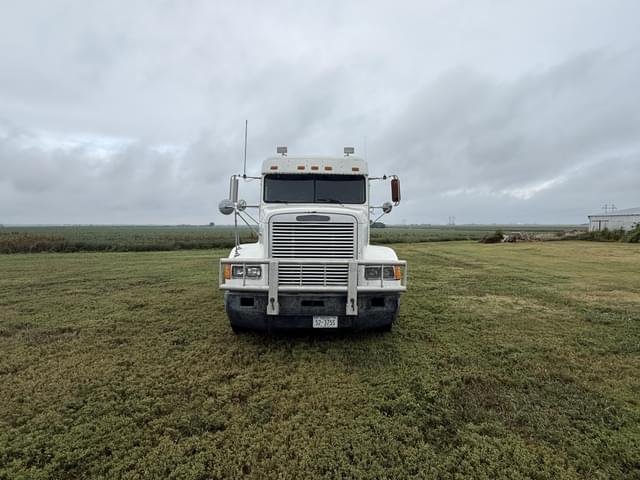 Image of Freightliner FLD120 equipment image 4