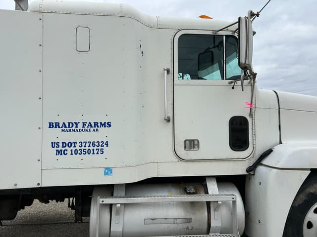 Image of Freightliner FLD120 equipment image 3