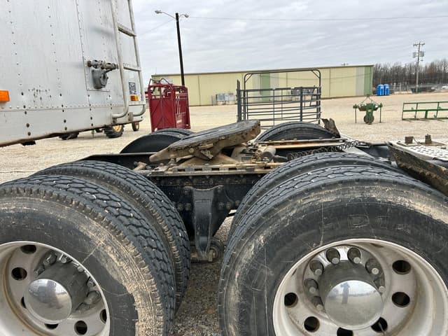 Image of Freightliner FLD120 equipment image 2