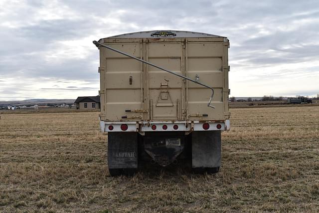 Image of Freightliner FLD120 equipment image 4