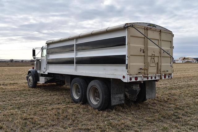 Image of Freightliner FLD120 equipment image 3