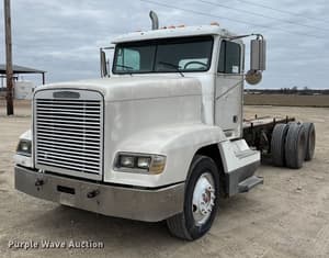 1996 Freightliner FLD120 Image