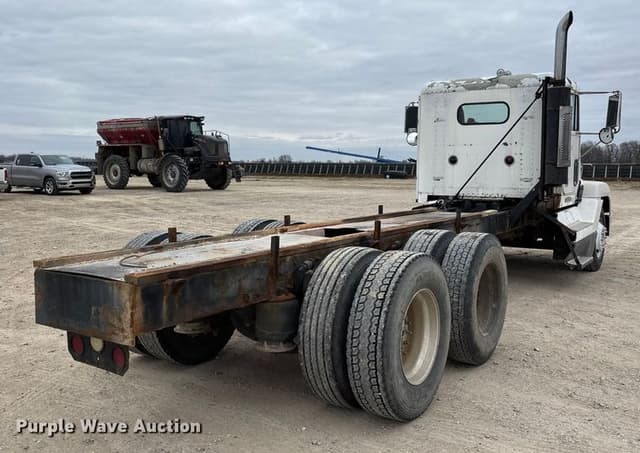 Image of Freightliner FLD120 equipment image 4