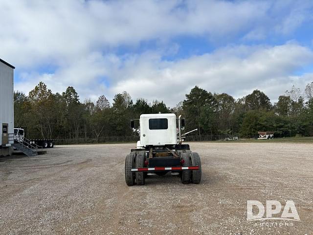 Image of Freightliner FLD120 equipment image 4