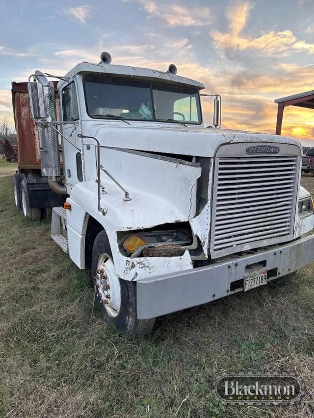 Image of Freightliner FLD120 equipment image 3