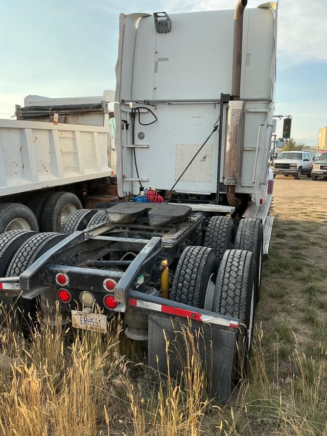 Image of Freightliner FLD120 equipment image 4