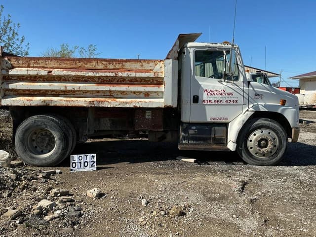 Image of Freightliner FL70 equipment image 2