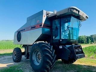 Main image Gleaner R62 2
