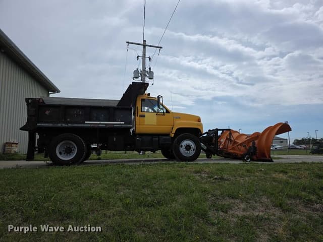 Image of GMC Topkick equipment image 3