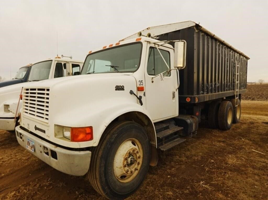 1996 International 4900 Equipment Image0