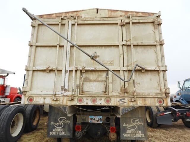 Image of International 4900 equipment image 3