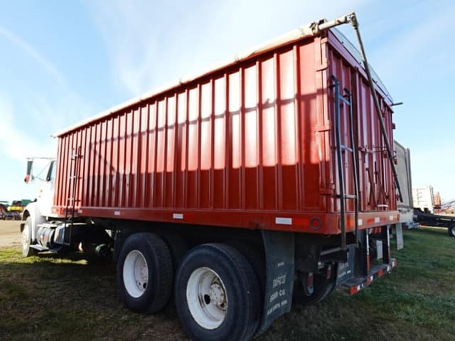 Image of International 8100 equipment image 2