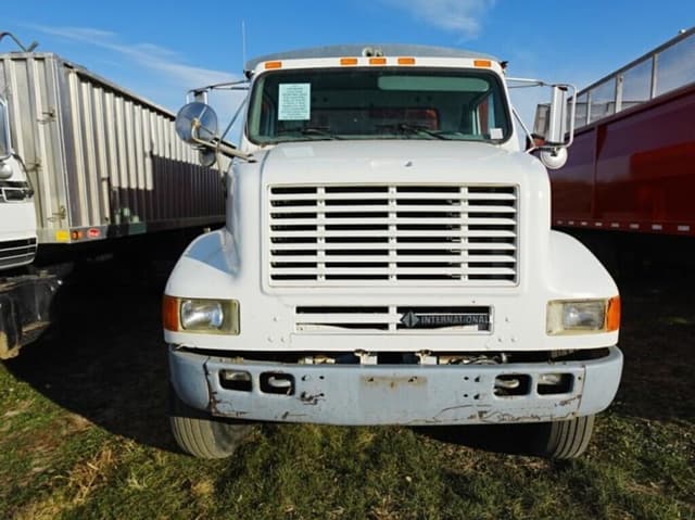 Image of International 8100 equipment image 4