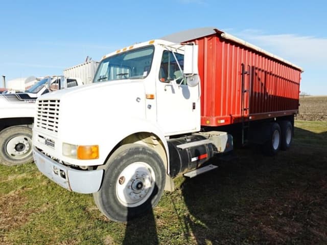 Image of International 8100 equipment image 3