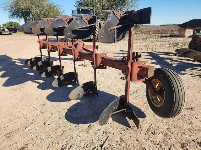 Image of International Harvester 165 equipment image 3