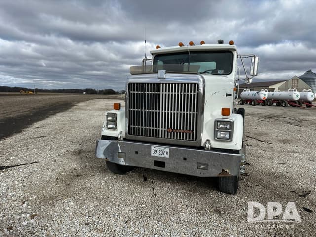 Image of International 9300 equipment image 2