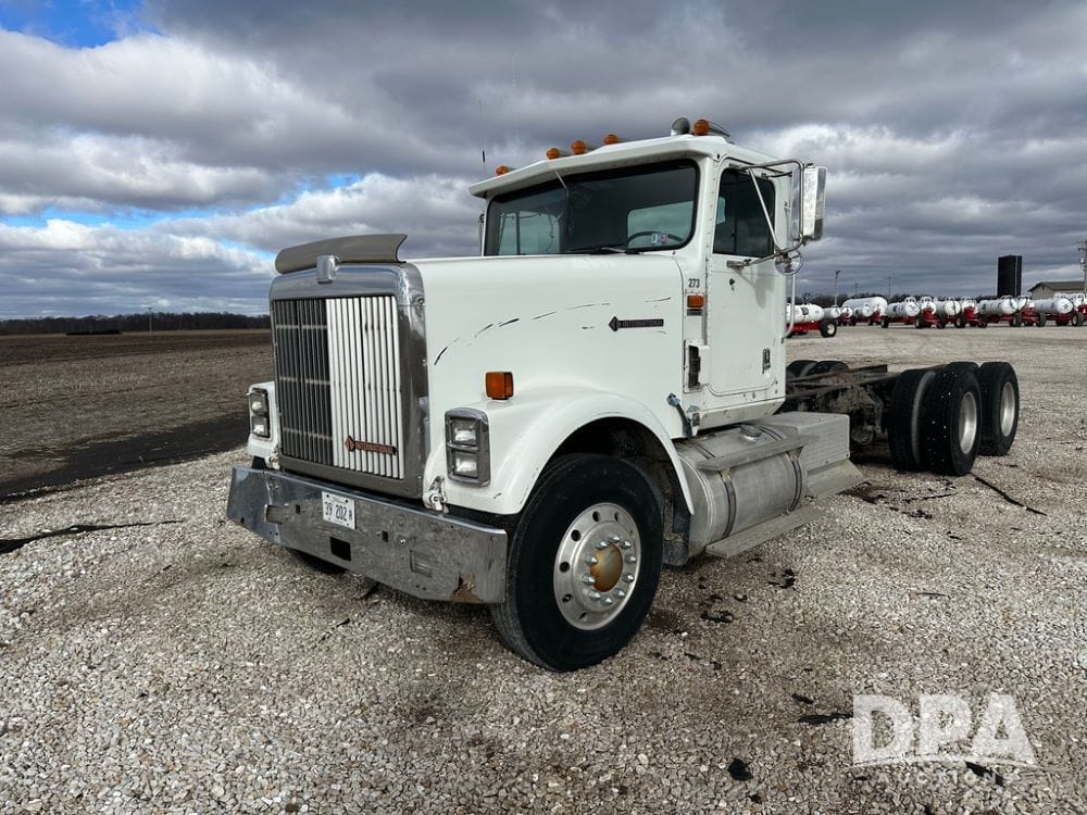 1996 International 9300 Equipment Image0