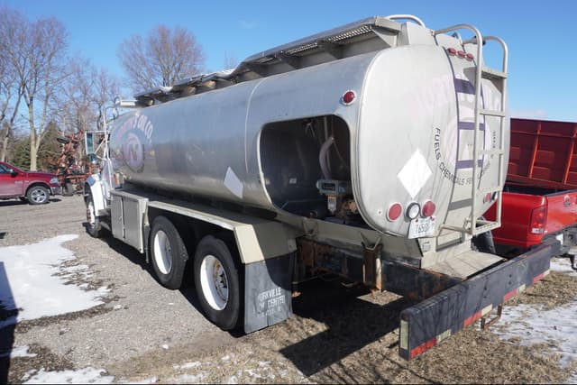 Image of International 4900 equipment image 3