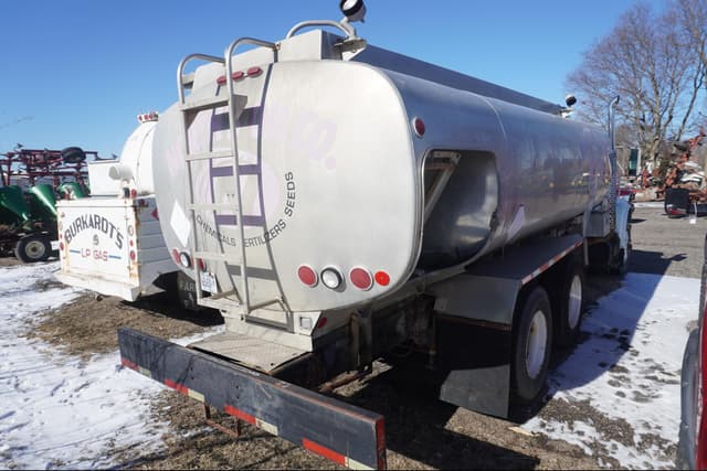 Image of International 4900 equipment image 4