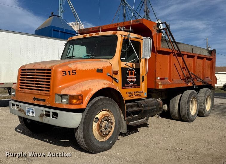 1996 International 4900 Equipment Image0
