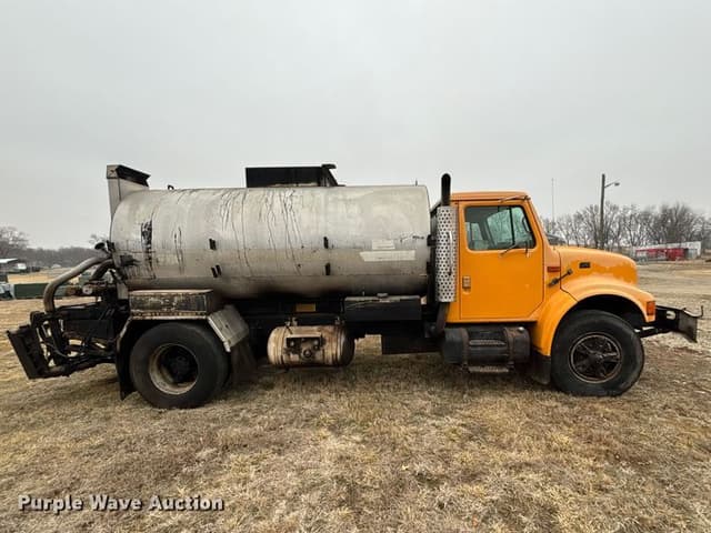 Image of International 4900 equipment image 3