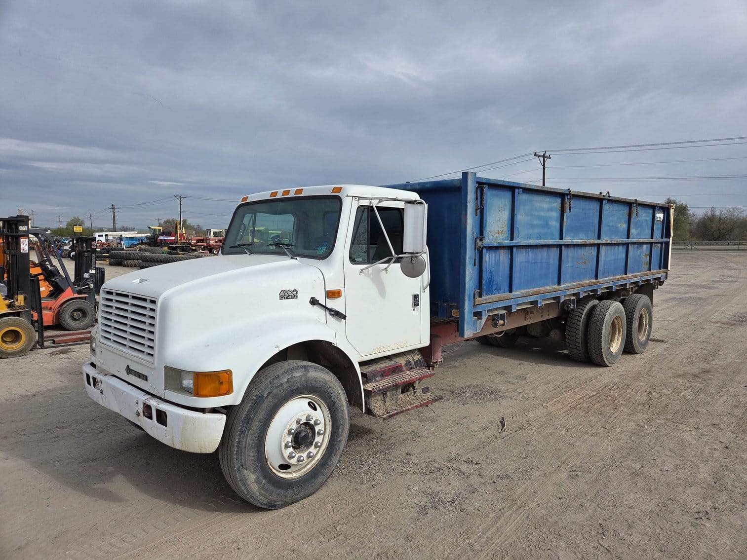 1996 International 4900 Equipment Image0