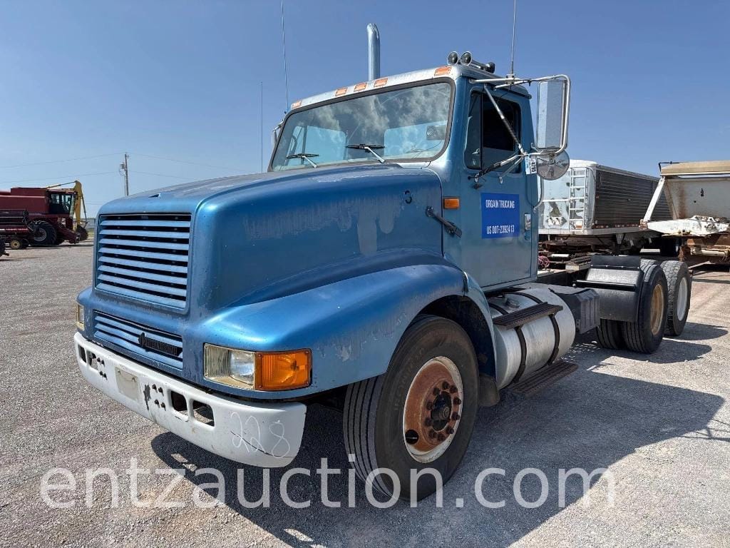 1996 International 8200 Equipment Image0