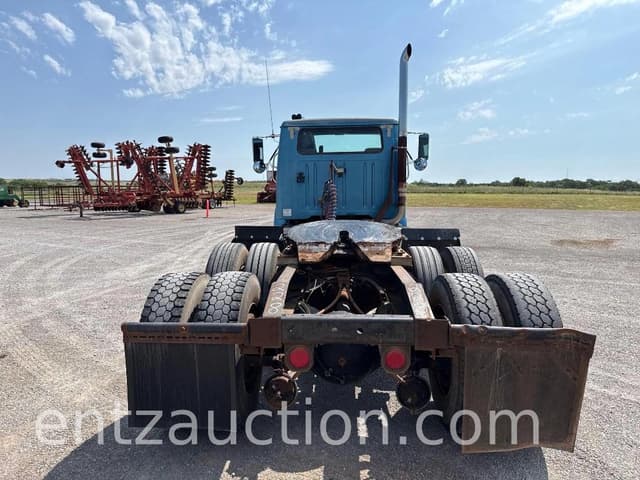 Image of International 8200 equipment image 4