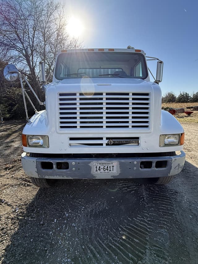 Image of International 8100 equipment image 2