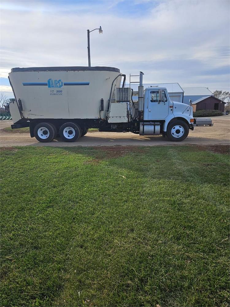 1996 International 8100 Equipment Image0