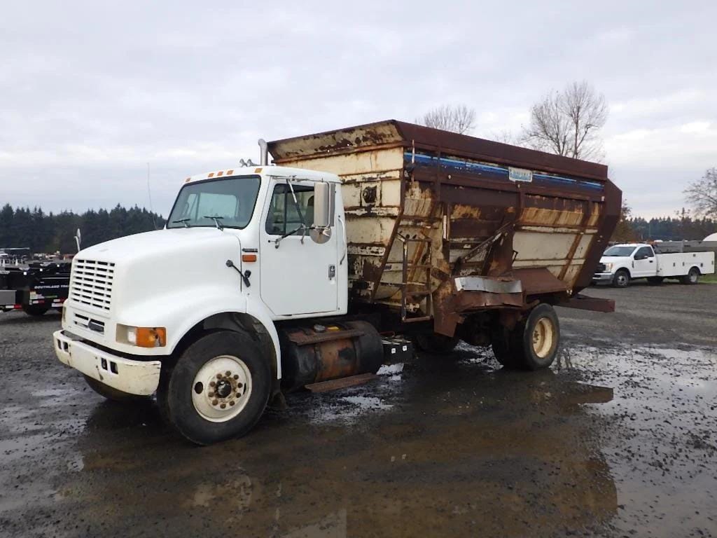 1996 International 8100 Equipment Image0