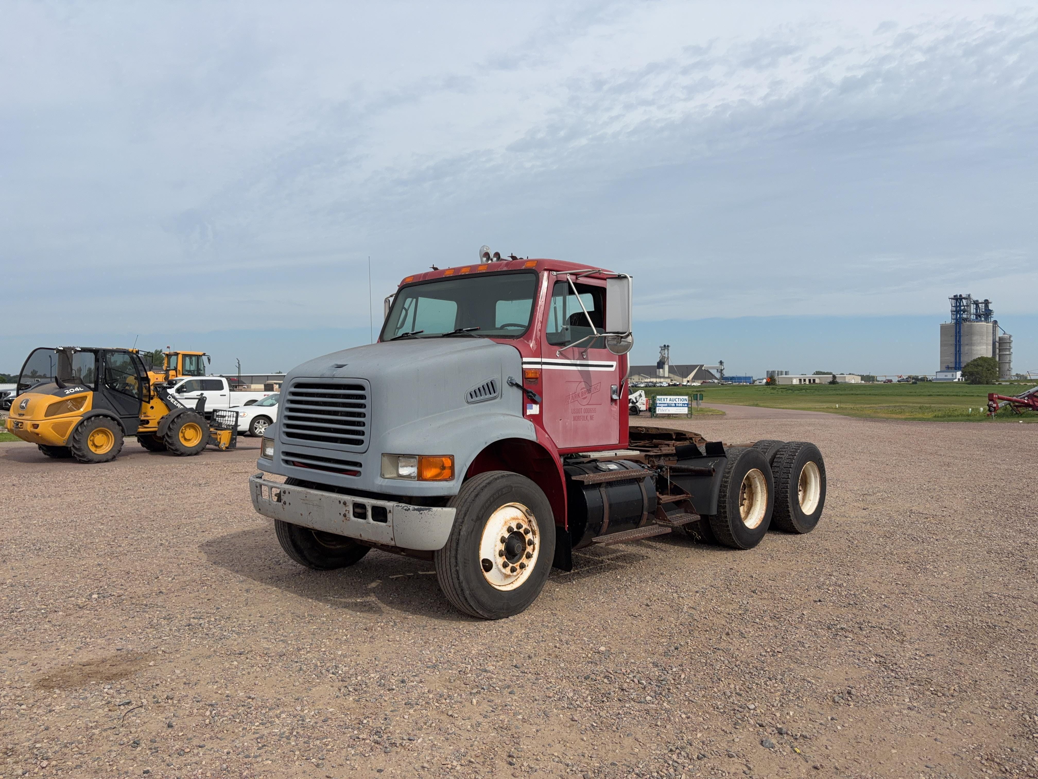 1996 International 8100 Equipment Image0