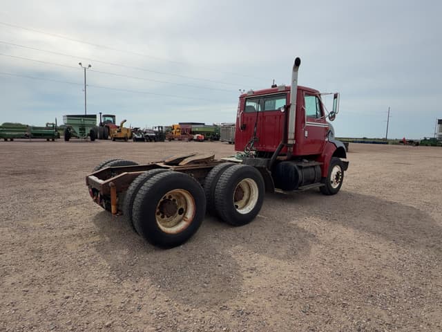 Image of International 8100 equipment image 4