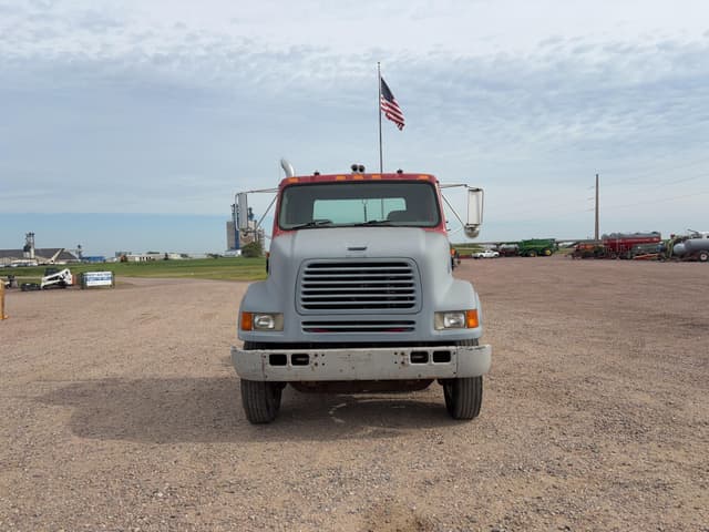 Image of International 8100 equipment image 1