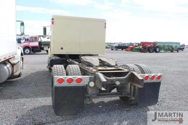 Image of International 8100 equipment image 3